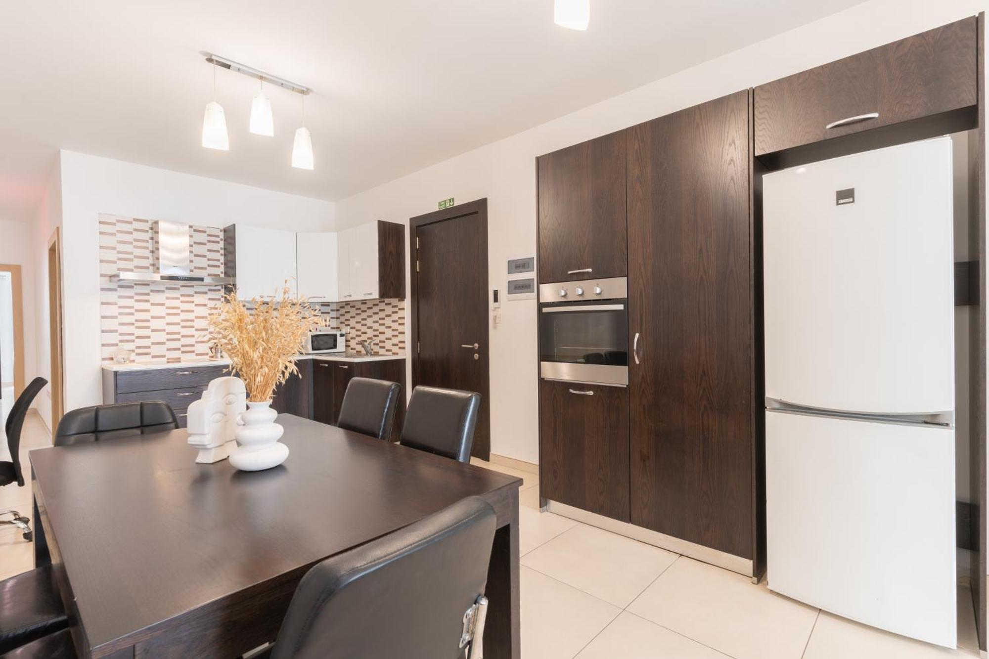 2 Bedroom In Central St Julians Prime Location In Paceville Apt 3 By Vaganza Saint Julian's Bagian luar foto